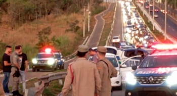 Suspeito de tráfico morre após confronto com a PM na GO-060, em Trindade
